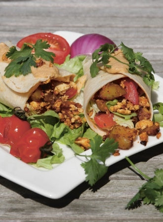 Brunch Burritos mit Tofu Scramble, Kartoffelwürfeln und Easy-Cheezy-Soße