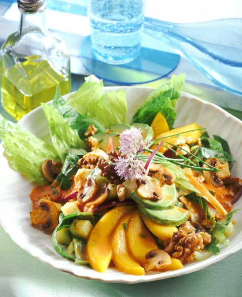 Bunter Sommersalat mit Mango und Avocado