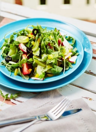 Gemischter Rucolasalat mit Oliven und Trauben