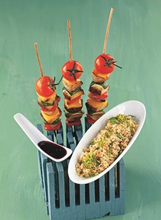 Gemüseschaschlik mit Johannisbeer-BBQ-Sauce und Hirsesalat