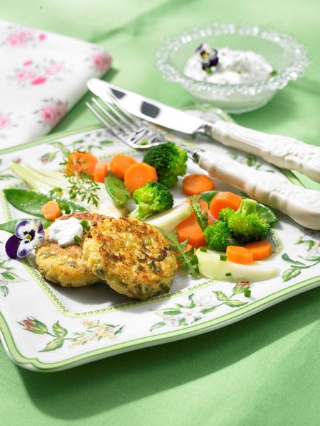 Hirse-Quark-Medaillons mit buntem Frühlingsgemüse