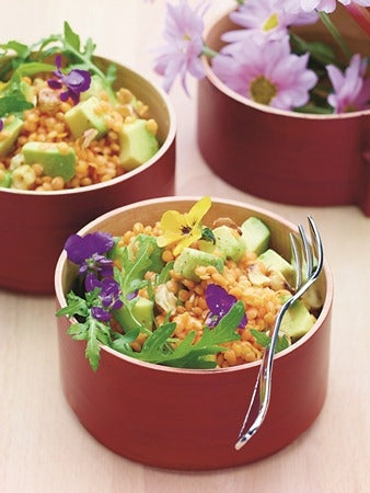 Linsen-Avocado-Salat auf Rucola