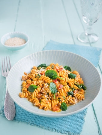 Linsenpasta-Spinat-Curry mit Tomaten und geröstetem Sesam