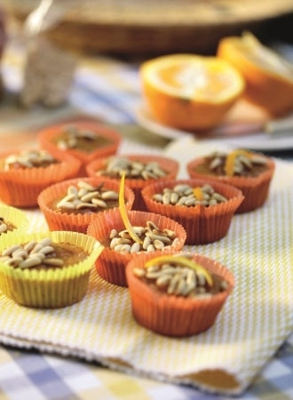 Orangentörtchen mit Pinienkernen