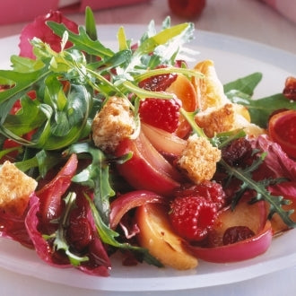 Pikanter Salat mit Beeren