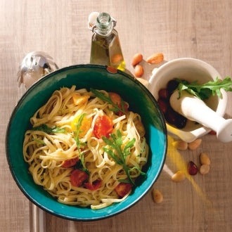 Pasta mit Rucola-Pesto und Cocktail-Tomaten