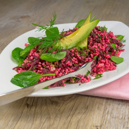 Bulgur-Salat mit Roter Bete, Dill, Basilikum und Avocado