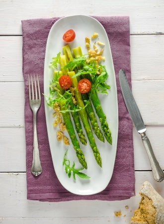 Gebratener Spargel mit Rucola und Walnüssen