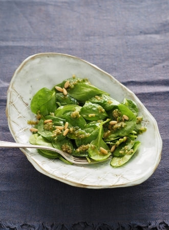 Roher Spinatsalat mit Knoblauch-Walnuss-Soße und gerösteten Pinienkernen