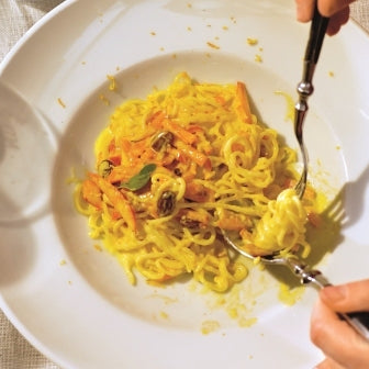Tagliolini mit Kürbis, Pinienkernen und Rosinen in Orangensoße