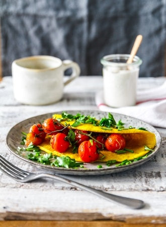 Tofu-Omlette mit gerösteten Tomaten