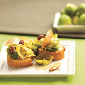 Rosenkohl-Apfel-Bruscetta mit Mandel-Zimt-Sauce