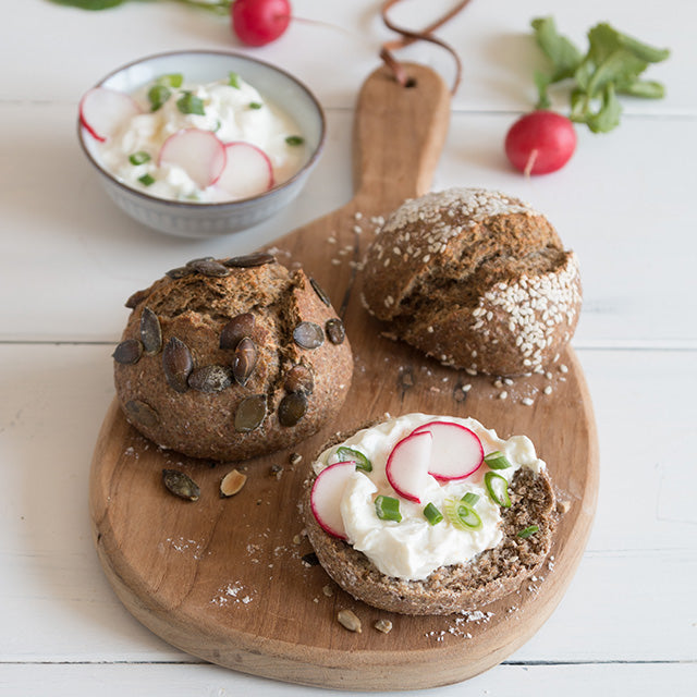 Dinkelvollkorn‐Brötchen mit Hanfmehl und Radieschen‐Quark