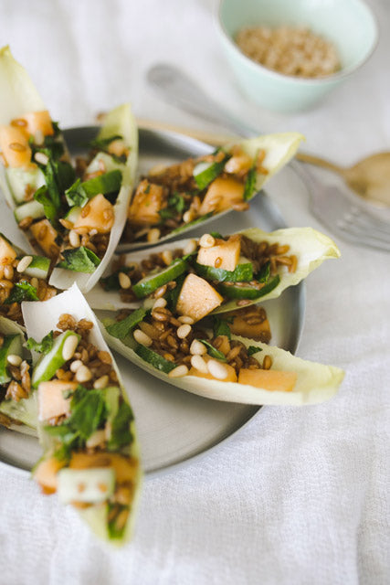 Melonen-Salat in Endivien-Schiffchen