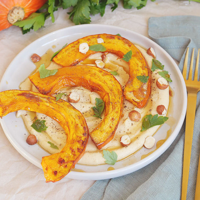 Ofenkürbis auf Hummus mit gerösteten Haselnusskernen und Manuka-Topping
