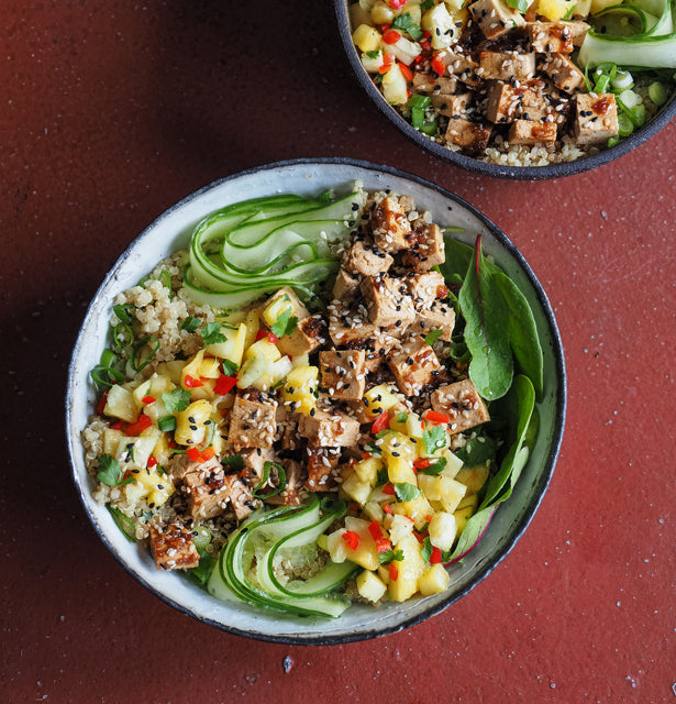Tofu-Quinoa-Poké-Bowl mit scharfer Ananas-Salsa