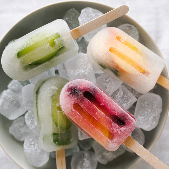 Kokoswasser-Popsicles mit frischen Früchten