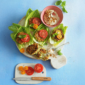 Salat-Burger mit Zucchini-Pattys und würzigem Frischkäse-Joghurt-Dip