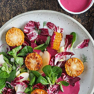 Blattsalat mit Rote Bete-Mandelmus-Dressing und gebratenen Maiskolbenscheiben