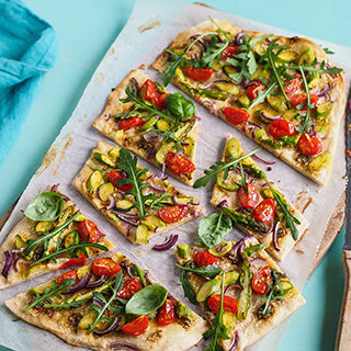 Flammkuchen mit mariniertem grünen Spargel und veganem Sauerrahm-Ersatz