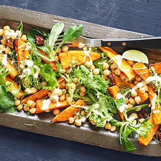 Süßkartoffel-Wedges-Salat mit Kichererbsen und Limetten-Dressing