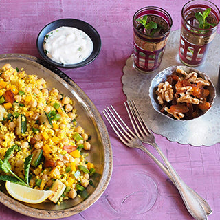 Gemüse-Bulgur-Pilaw mit Safran, Aprikosen und Joghurt-Minze-Dip