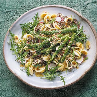 Pasta-Linsen-Salat mit gebratenem Spargel