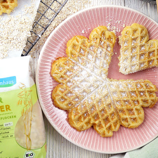Frisch gebackene Haferflocken-Waffeln