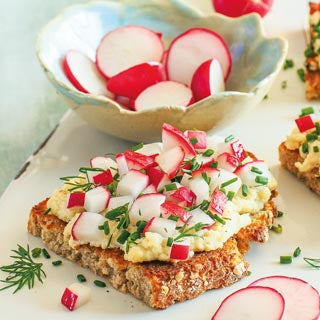 Vollkorn-Bruschetta mit würziger Mandelfrischkäsecreme und Radieschen-Kräuter-Topping