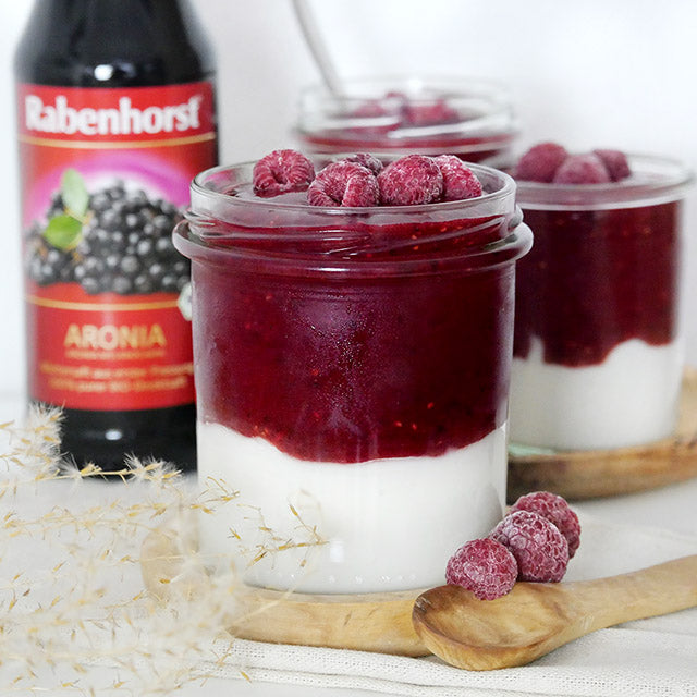Kokosdessert mit Aronia-Püree