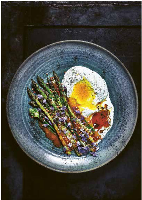 Gegrillter Spargel mit Burrata, Eigelb und Kumquatsoße