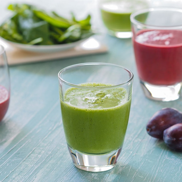 Rohkost-Nussmus-Smoothie: Ananas-Kiwi-Spinat mit Cashewmus