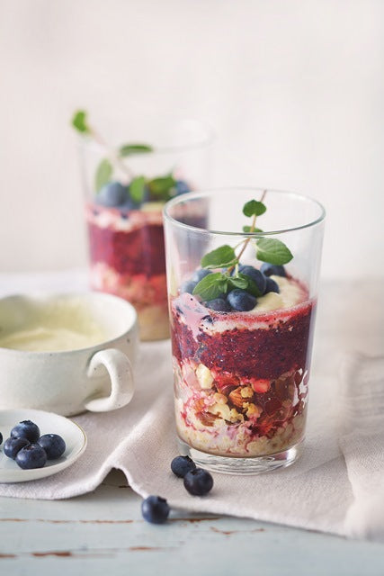 Hafer-Nuss-Granola mit Heidelbeeren