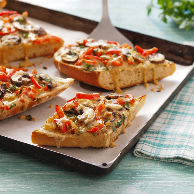 Gratinierte Paprika-Pilz-Baguette mit Cashew-Kräuter-Creme