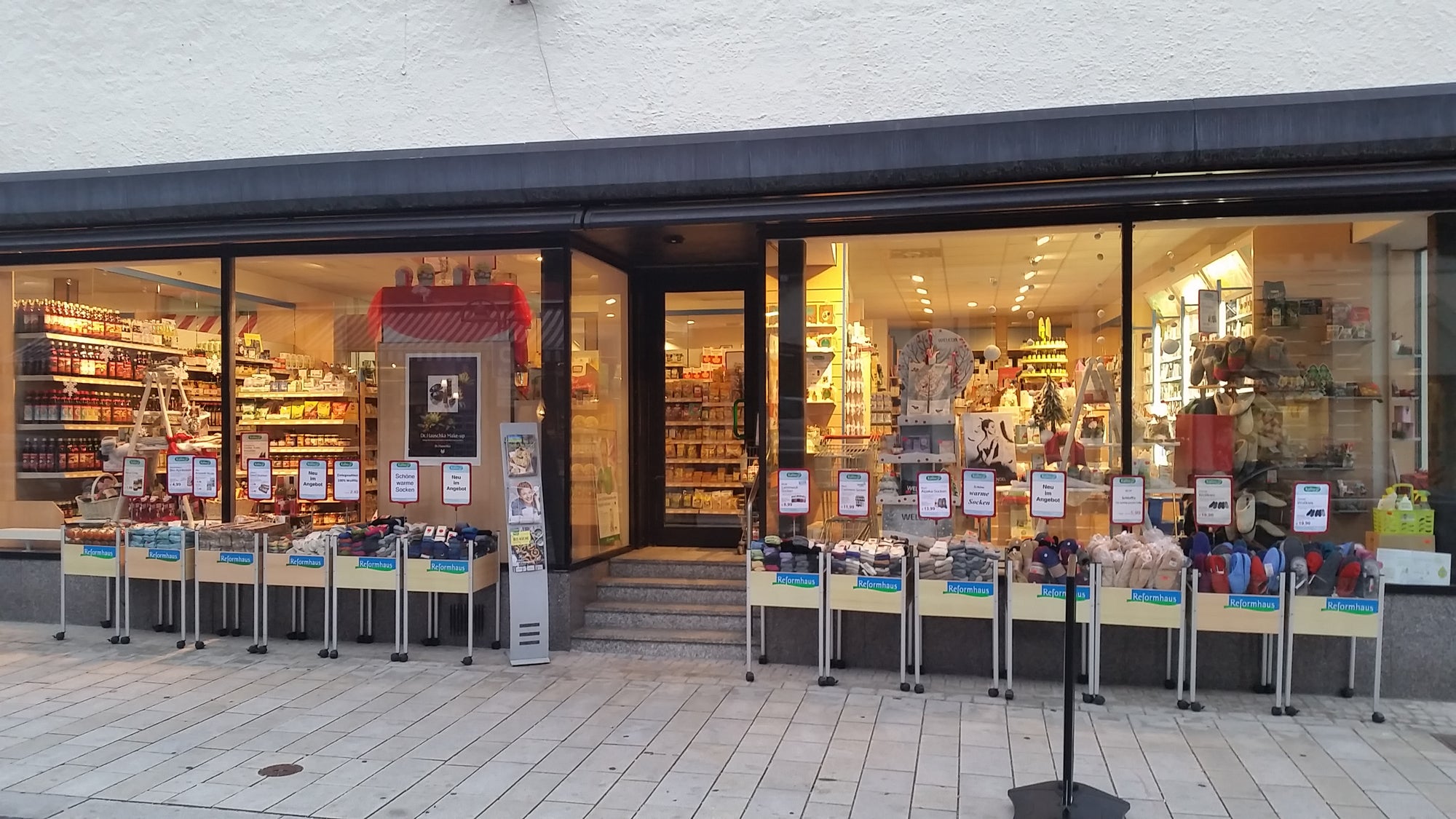 Eingang in die Filiale in Nürtingen.