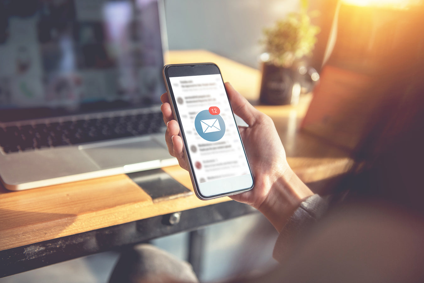Smartphone mit Newsletteranmeldung