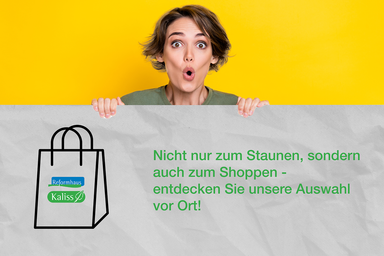 Junge Frau schaut erfreut über die Angebote im Reformhaus Kaliss