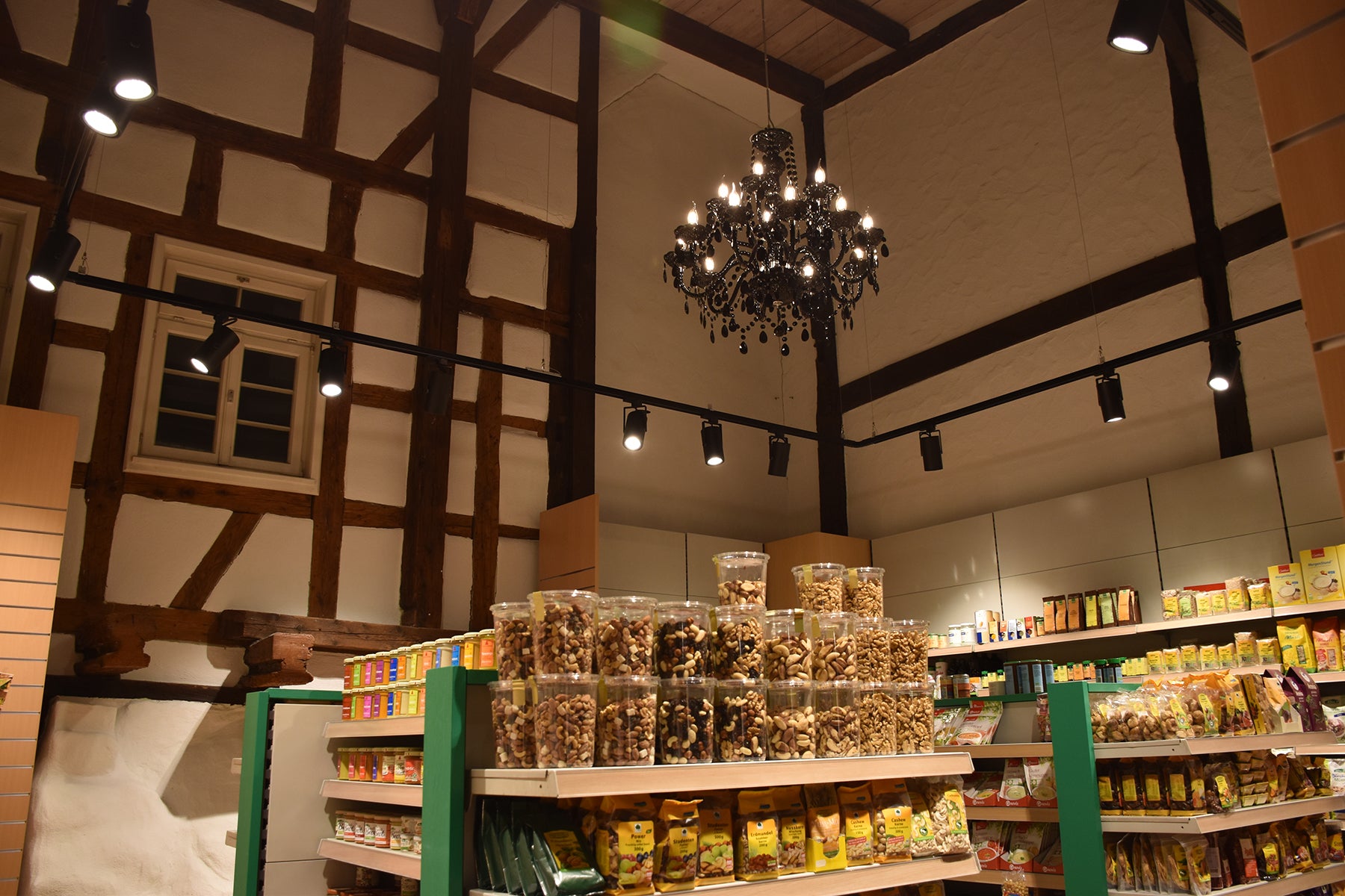 Regale mit Trockenfrüchten und Nüssen