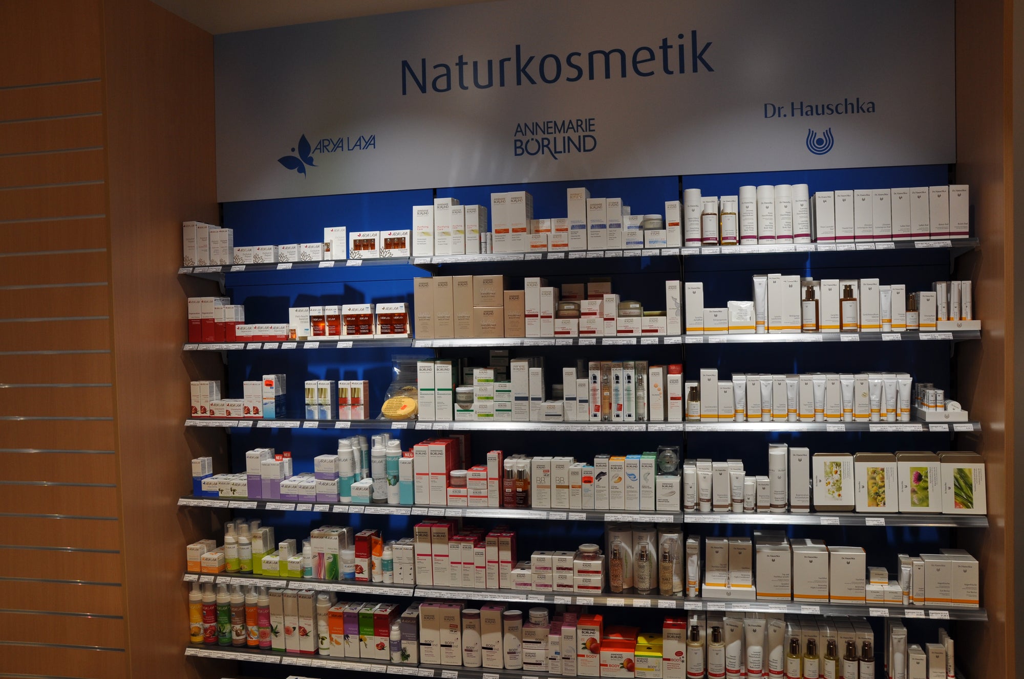 Naturkosmetikregal in der Filiale Ellwangen