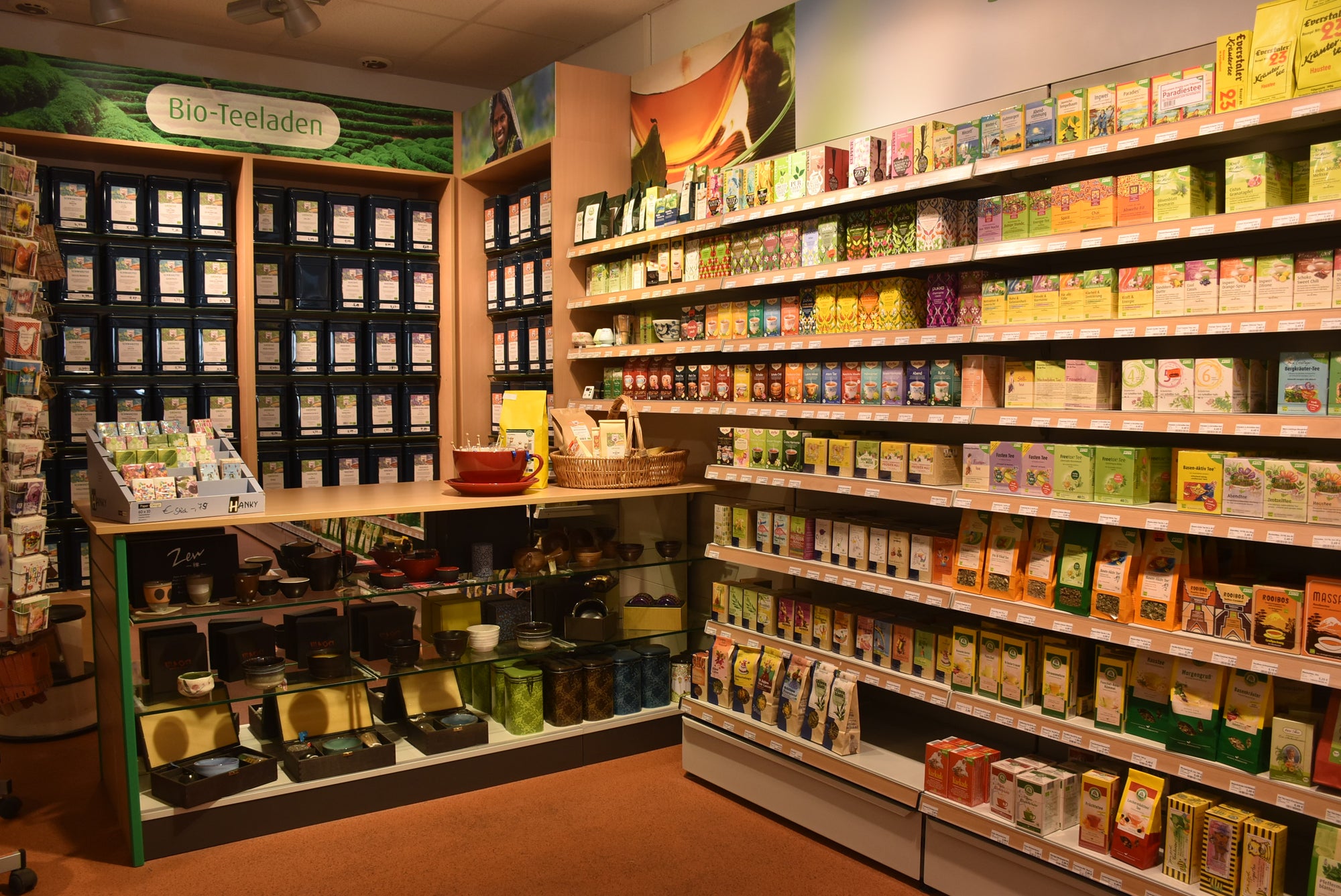 Tee Regale in der Filiale Göppingen