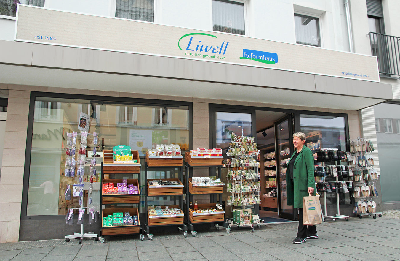 Kundin lächelnd vor dem Liwell Reformhaus in Badhomburg