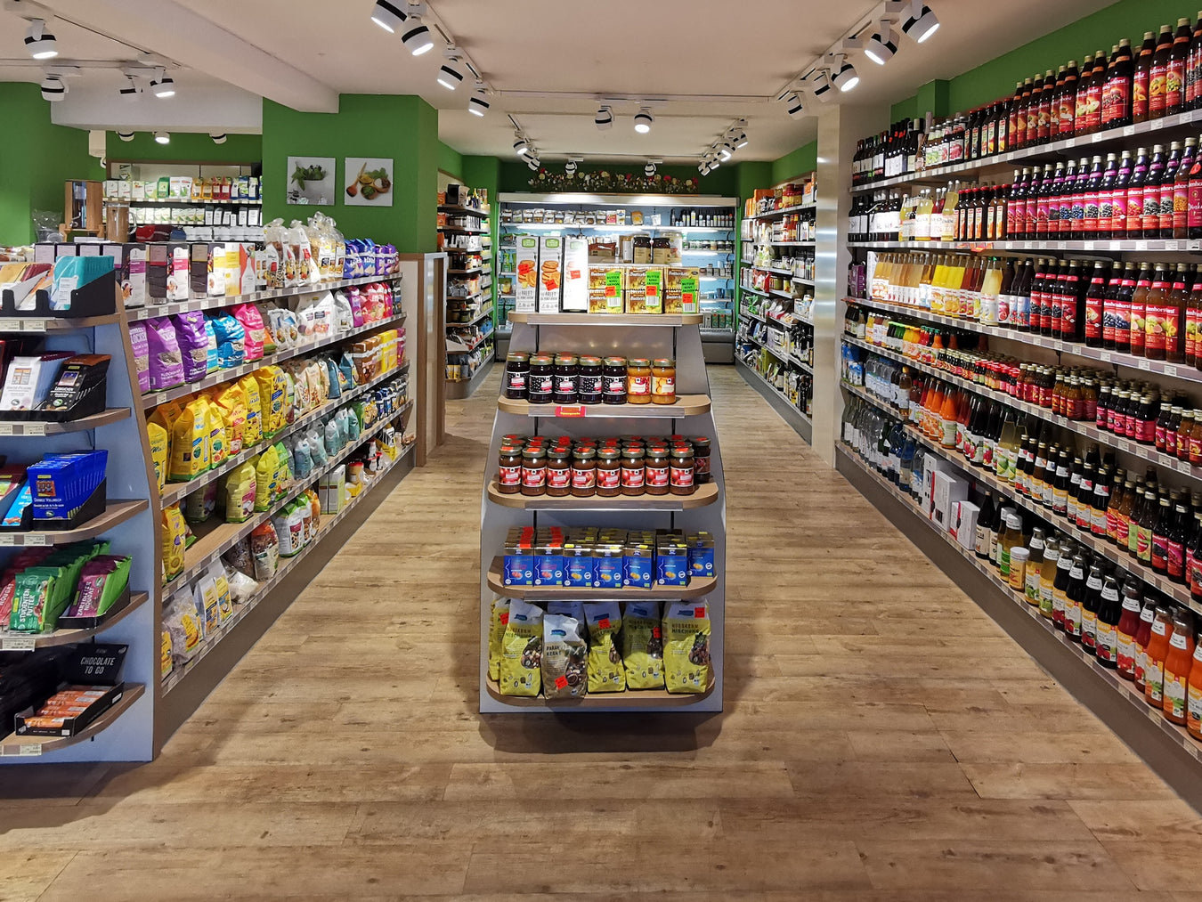 Innenansicht einer Filiale Regale sind zu sehen mit Artikeln.