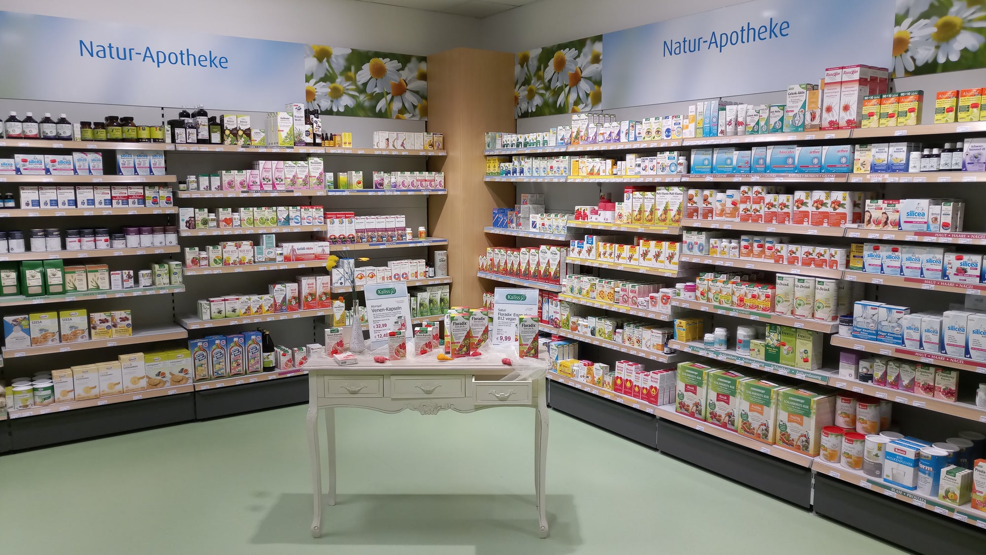 Regle mit Naturarzneimitteln in der Filiale Ludwigsburg