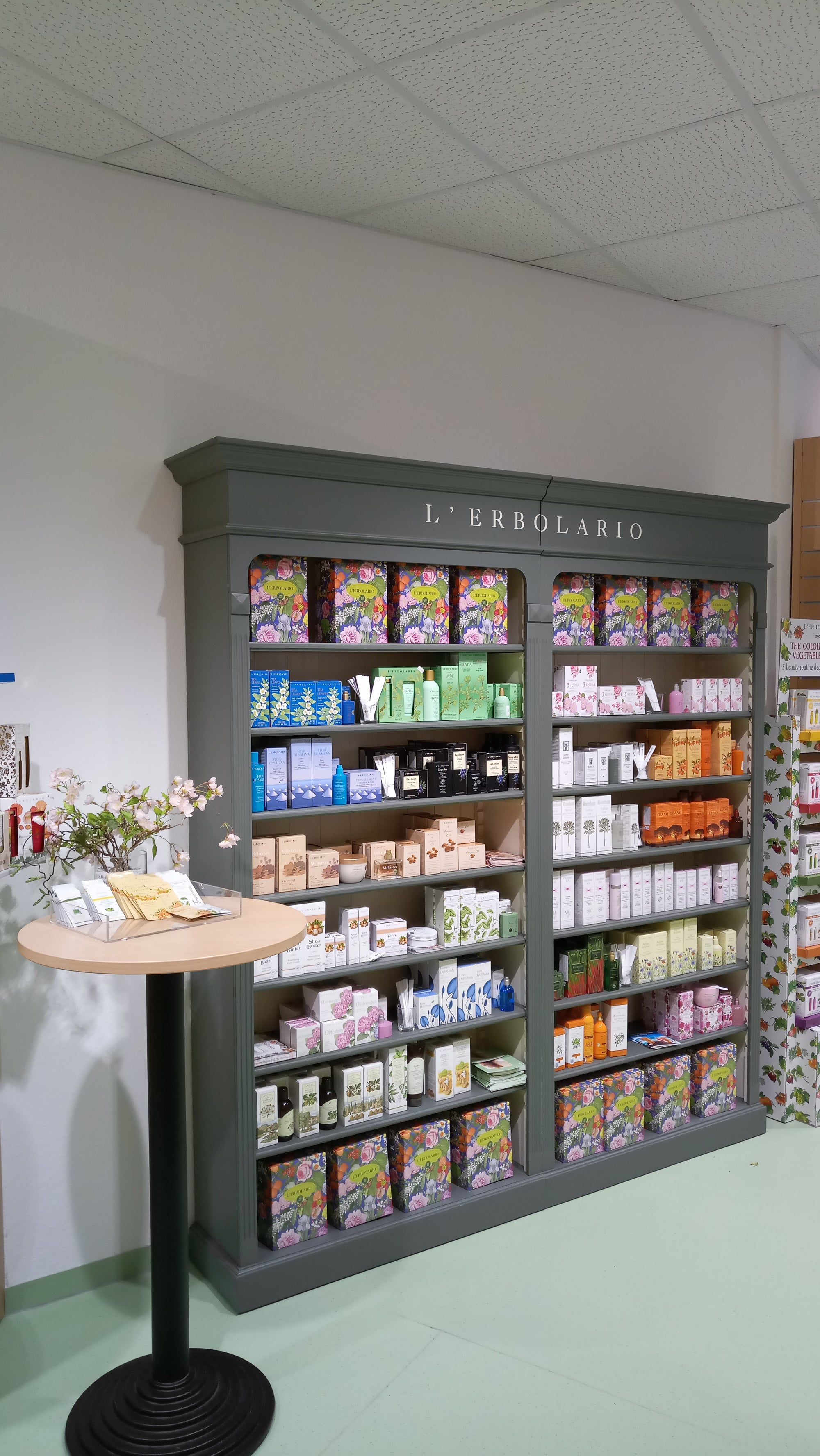 Regal mit Bio Parfums in der Filiale Ludwigsburg