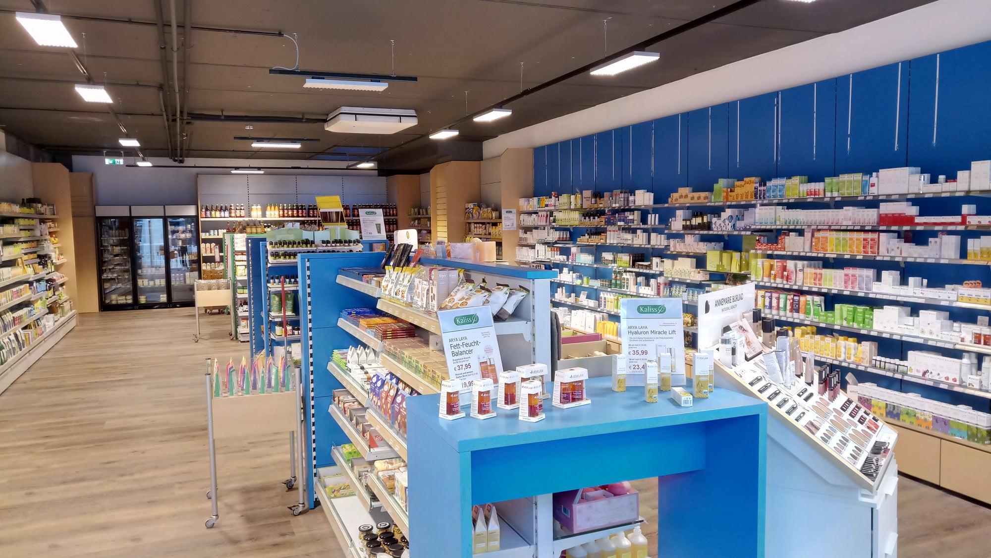 Regale mit Naturkosmetik in der Filiale Mertzingen