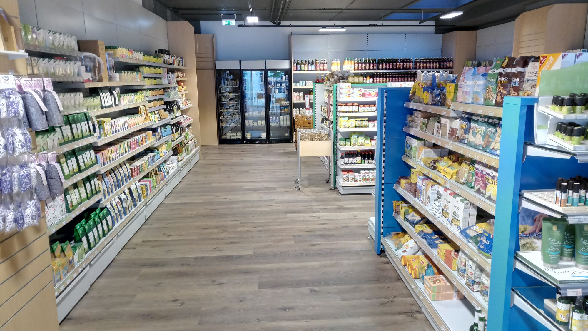 Regale mit Tee und Müsli in der Filiale Metzingen