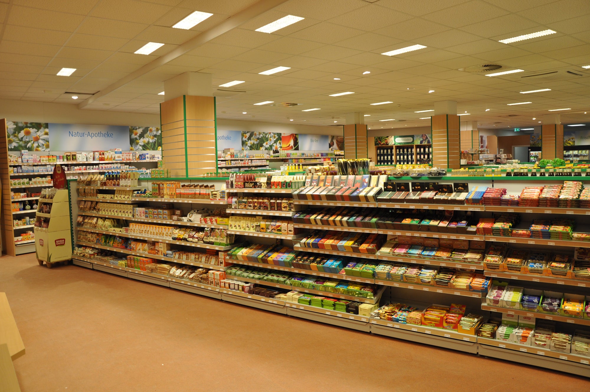 Regal mit Süßwaren in der Filiale Backnang