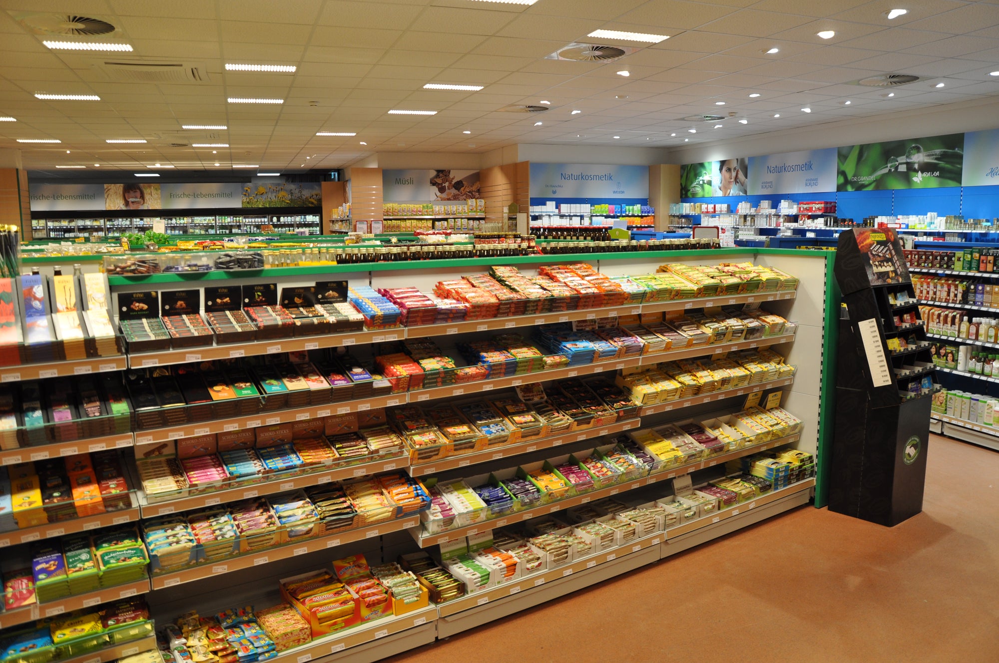 Regal mit Schokoriegeln, Fruchtschnitten in der Filiale Backnang