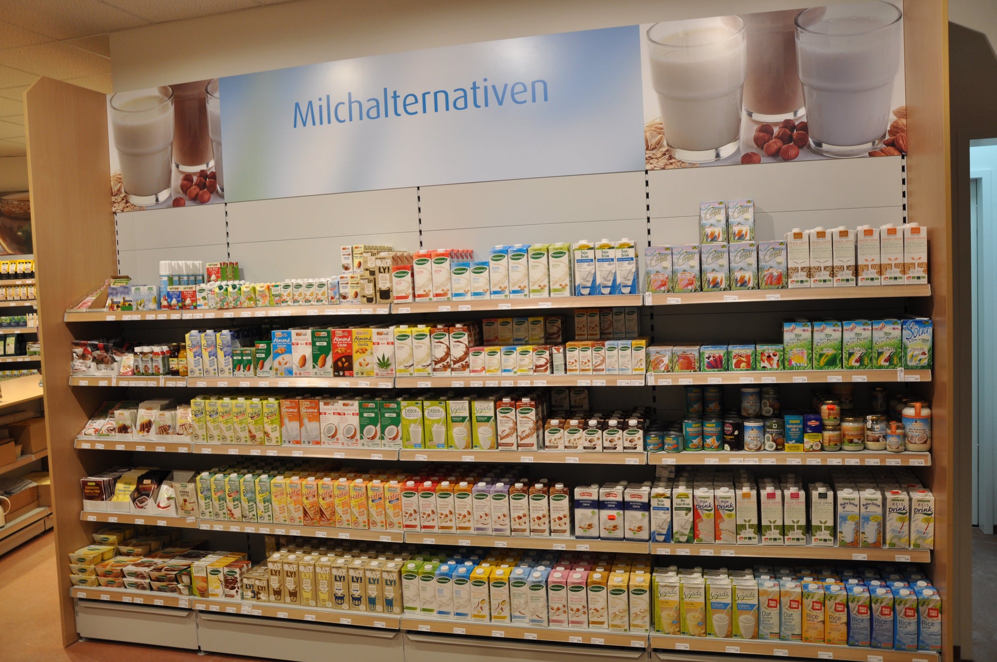 Regal mit Milchersatzprodukten