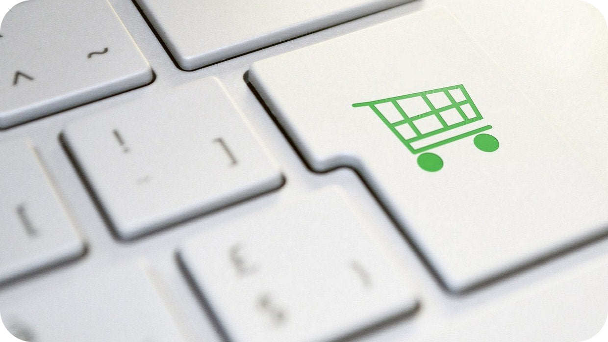 Tastatur mit grünem Einkaufswagen abgebildet auf einer Taste